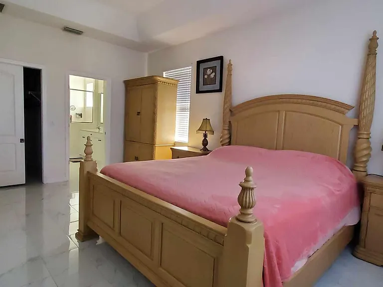 2323 Pan American Blvd — Photo 16