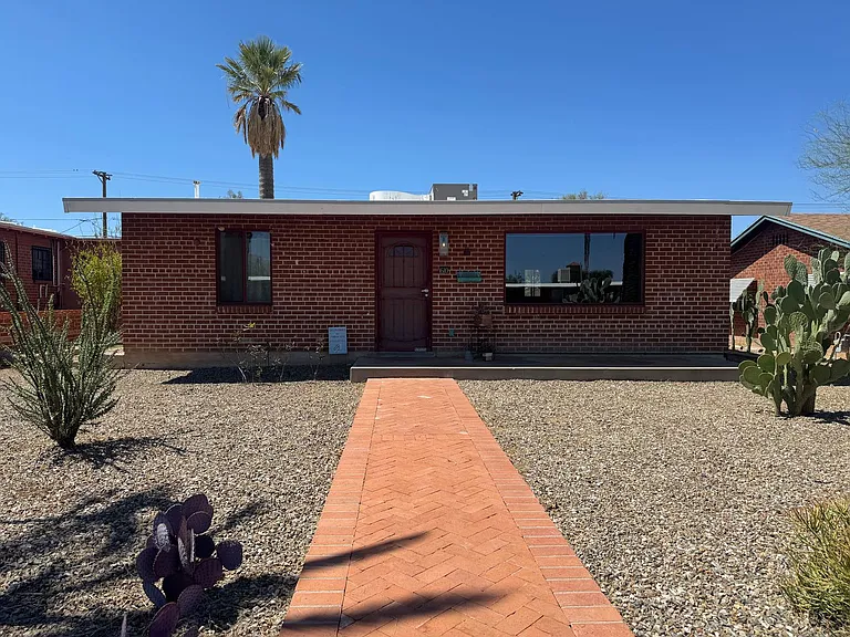 1608 E Copper St — Photo 2