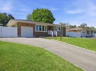 9 Copperbeech Rd, Saint James, NY 11780