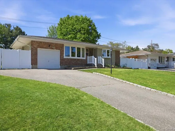 9 Copperbeech Road, Saint James, NY 11780