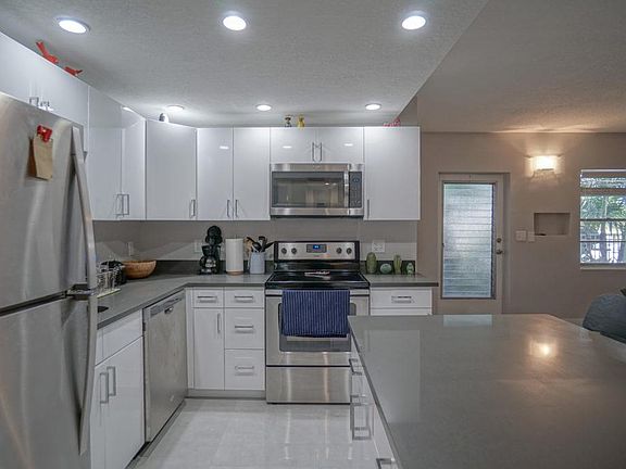 4th image of 640 NE 7th Ave APT 5