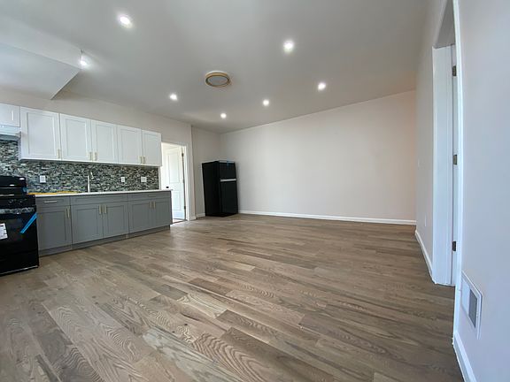 3rd image of 157 Bayview Ave Floor 1