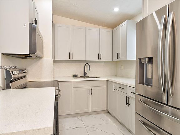 4th image of 4250 SW 39th St