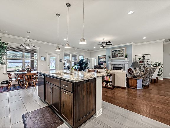 3rd image of 136 Dogwood Dr