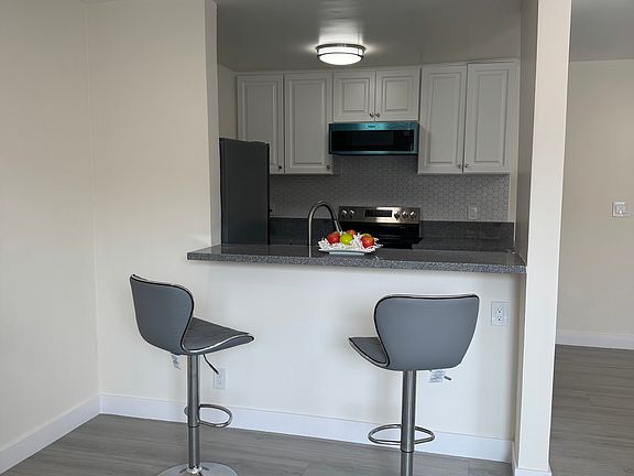 4th image of 142 S Normandie Ave APT 2