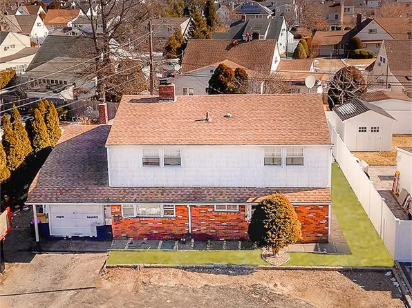 39 Alpine Lane, Hicksville, NY 11801