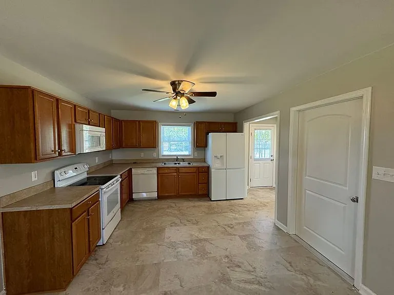 101 Rainbow Dr — Photo 4