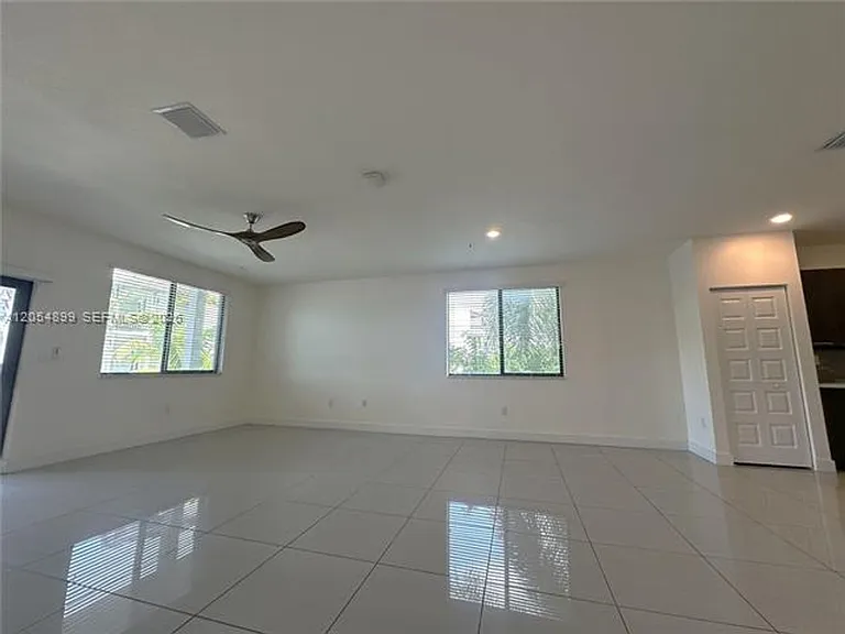4713 NW 84th Ct #Townhouse 4713 — Photo 4