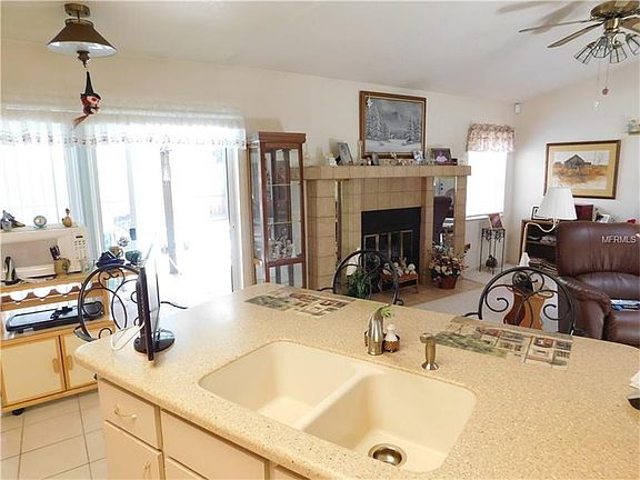 3rd image of 2201 Cypress Point Dr E