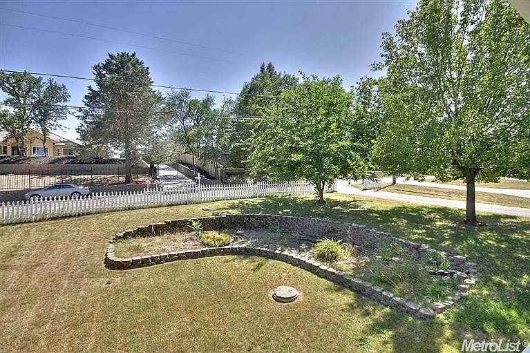 6 bed, 3200 sqft, $4,250 — Photo 2