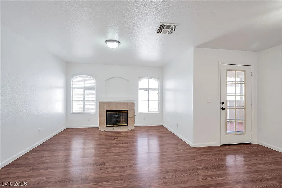 2 bed, 2.0 bath, 1073 sqft, $1,200 — Photo 3