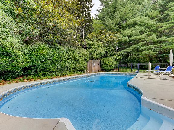 4th image of 414 Hastings Ln