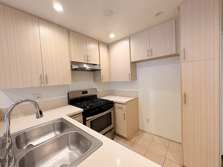 615 W Milford St — Photo 2