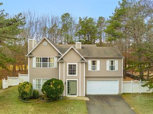 16 Timber Ridge Dr, Coram, NY 11727