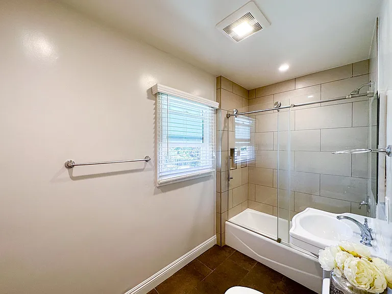 32 N Marengo Ave #E — Photo 18