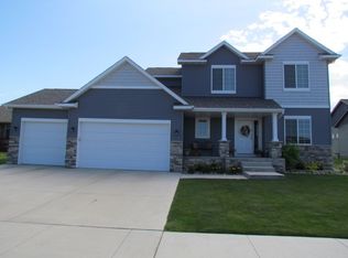1716 Valley Bluffs Dr, Minot, ND 58701