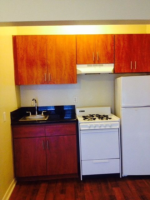 2nd image of 904 N Hoover St APT 102
