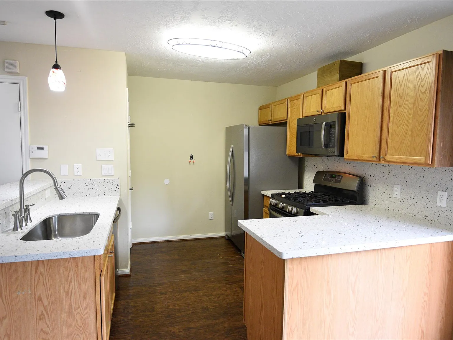 3 bed, 2.5 bath, 1338 sqft, $2,090 — Photo 3