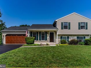 335 Lamp Post Ln, Etters, PA 17319
