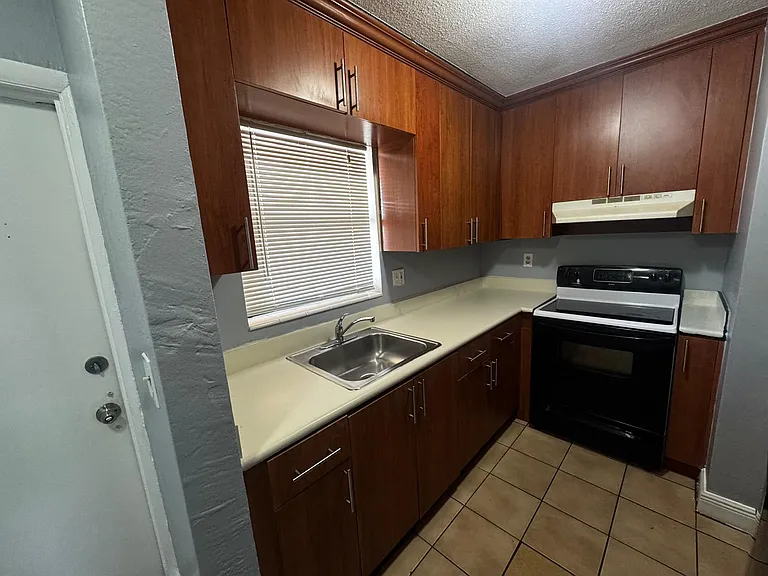 4061 N Dixie Hwy #28 — Photo 4