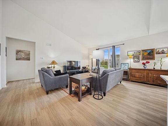 5th image of 4704 Fox Trail Ct