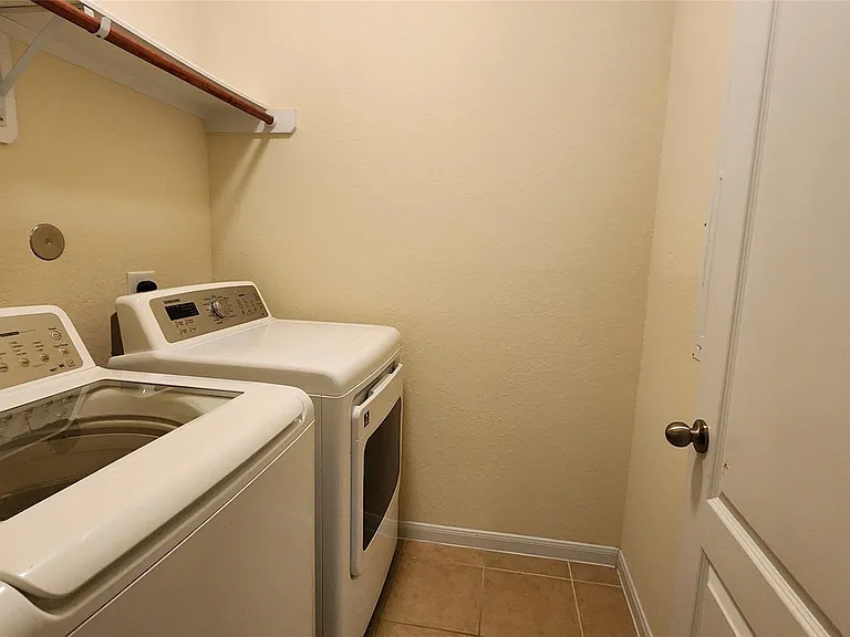 2318 Nashmor Dr — Photo 11