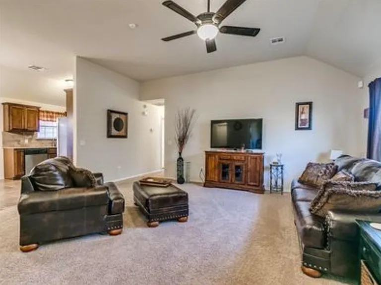 2400 Golden Ln — Photo 28