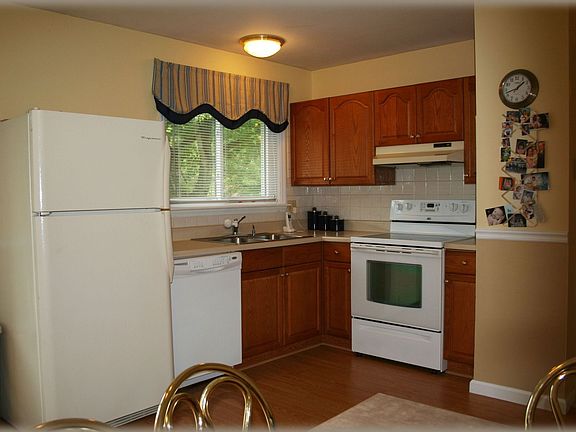 Updated eat-in kitchen