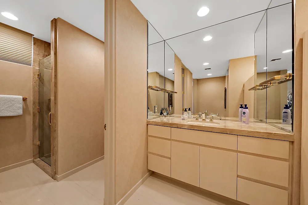 3 bed, 4.5 bath, 4419 sqft, $19,000 — Photo 3