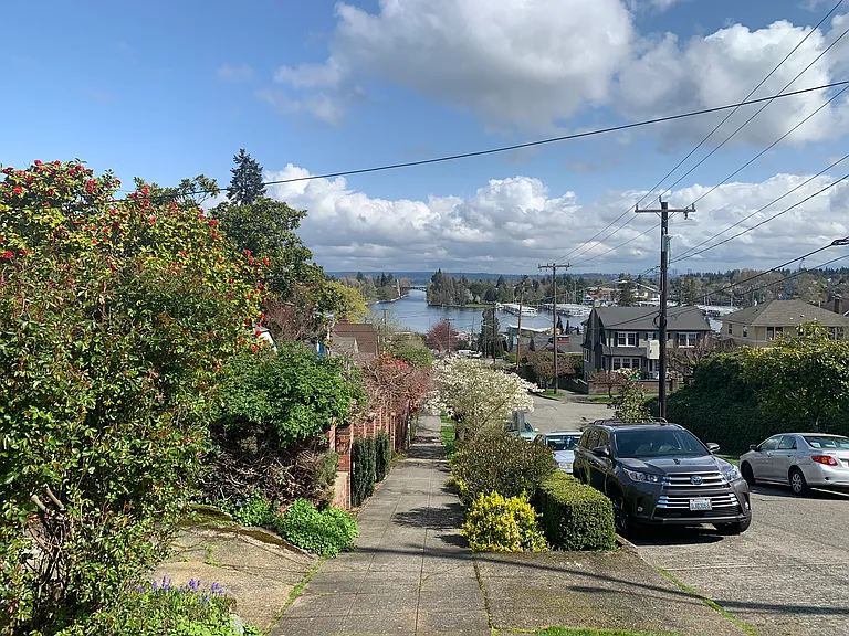 Historic neighborhood walking distance to Portage Bay