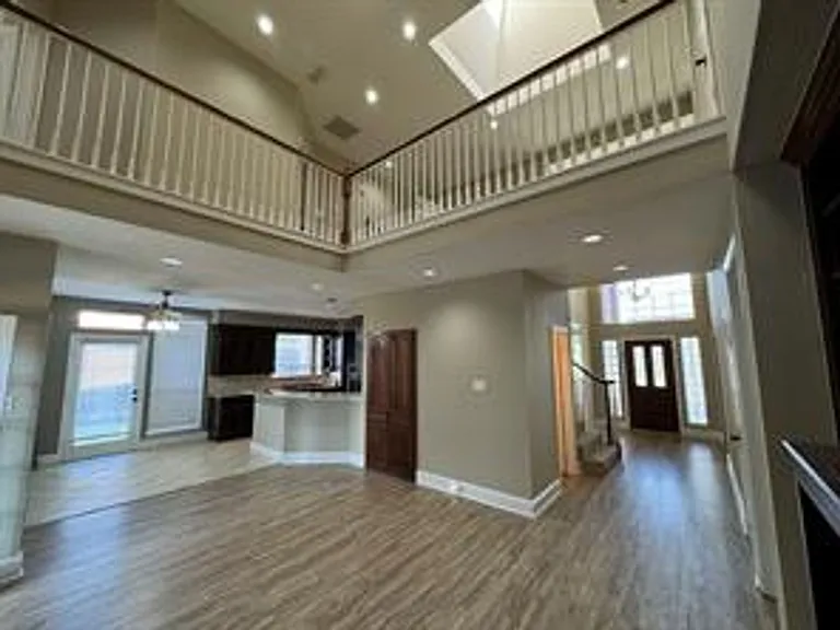 1100 Hunters Creek Dr — Photo 3