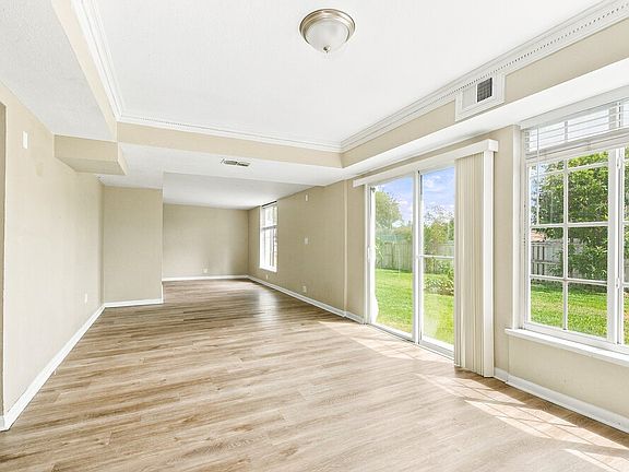 3rd image of 2702 Woodstream Cir