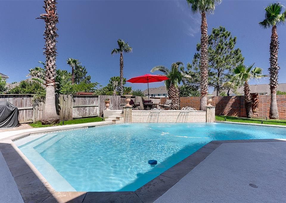 Welcome to Gleannloch Farms, a master planned community in Spring, TX. And who doesn't want to come home to a pool like this? Ra