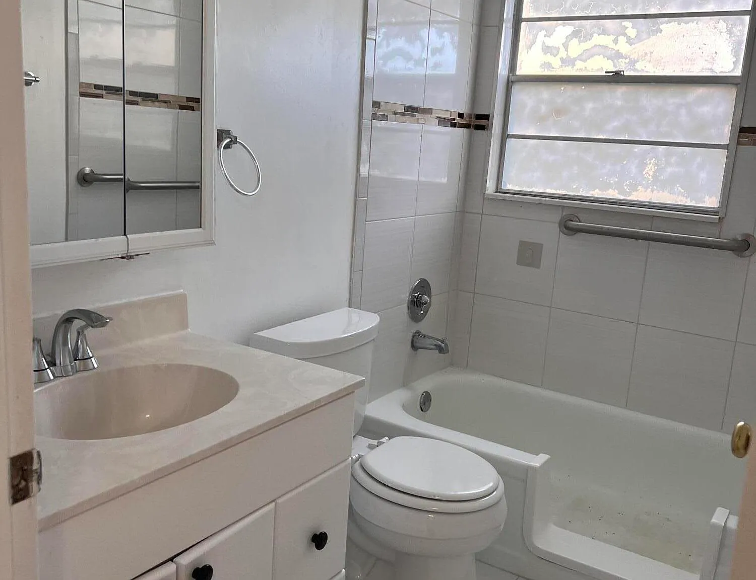 2 bed, 1.5 bath, 840 sqft, $1,600 — Photo 3