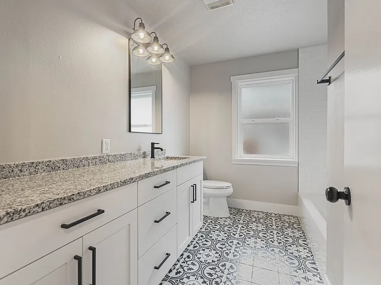 B345AG — Photo 31