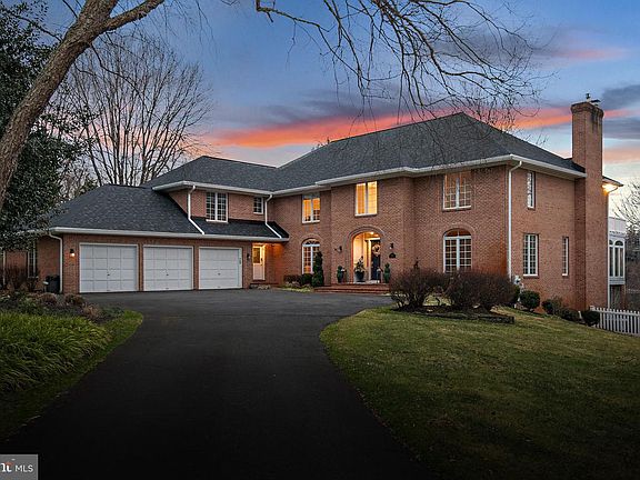 2nd image of 812 Coachway