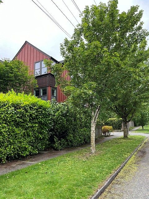 End unit on north end of block/cross street is Raymond St.