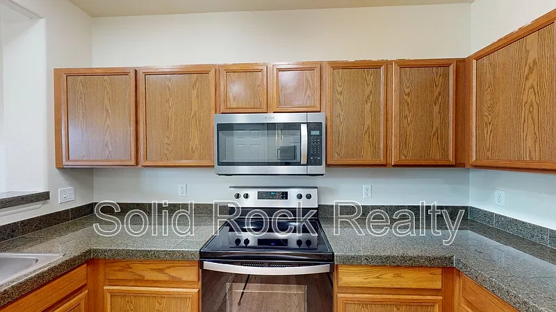 3 bed, 2.5 bath, 1486 sqft, $2,100 — Photo 4