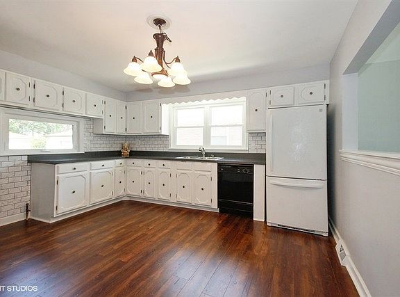 3rd image of 8940 Sproat Ave