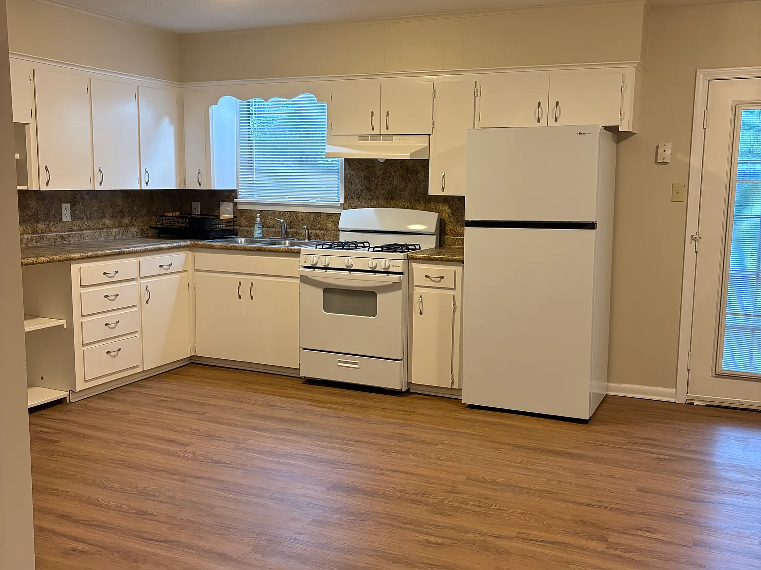 3 bed, 912 sqft, $950 — Photo 3