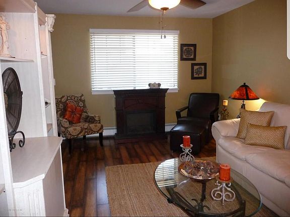 2nd image of 10 Donna Ct APT 12