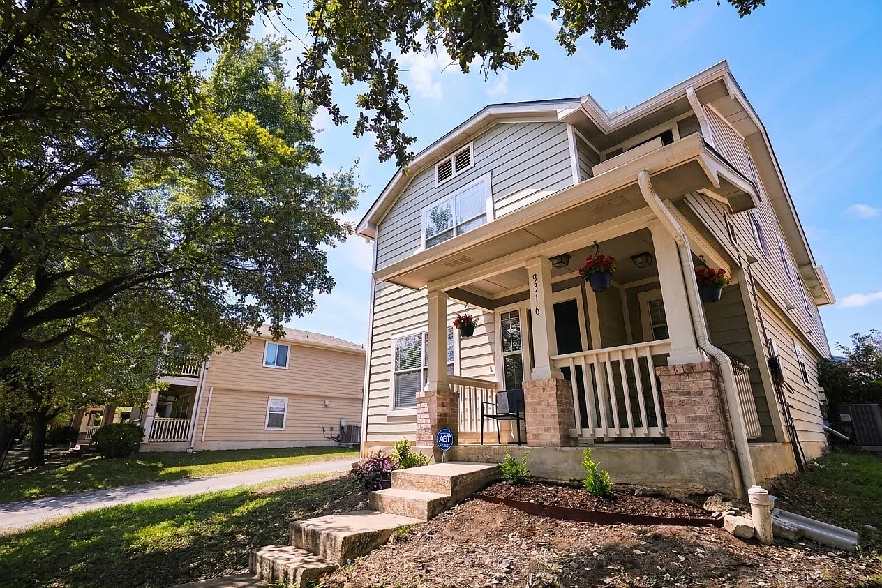 4 bed, 2.5 bath, 1845 sqft, $2,195 — Photo 1