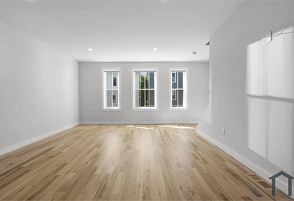 5th image of 12 Taylor St