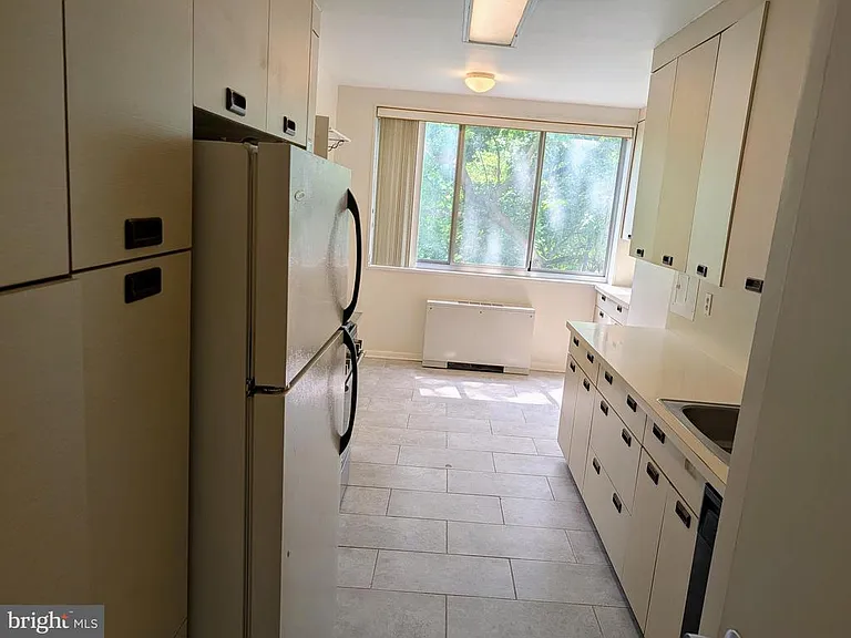10401 Grosvenor Pl #310 — Photo 40