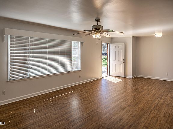 5th image of 404 Dyer Cir