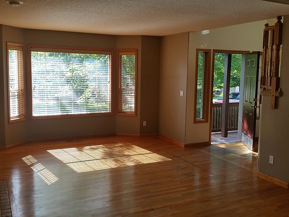 Entry/Living Room