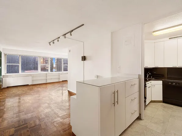 300 E 40th St APT 6E, New York, NY 10016