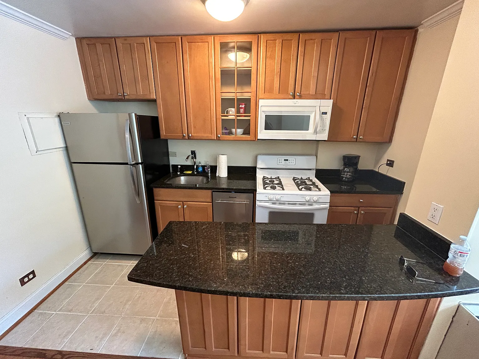 Studio, 420 sqft, $1,950 — Photo 3
