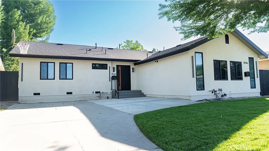 4 bed, 1449 sqft, $4,499 — Photo 2