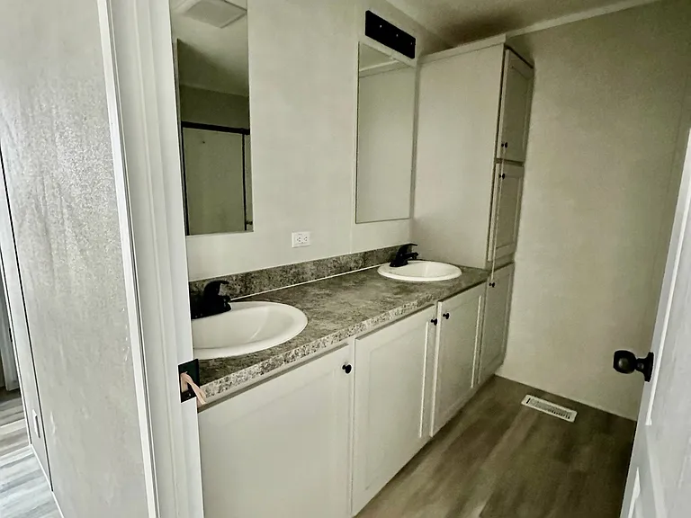 1138 S Prairie St — Photo 5